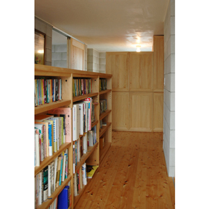 廊下の本棚